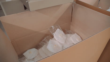Eine-Kiste,-In-Die-Verpackte-H95-gesichtsmasken-Vom-Förderband-Fallen