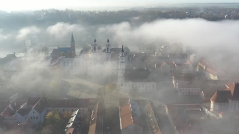 Foggy-autumn-morning-in-Kaunas-old-town