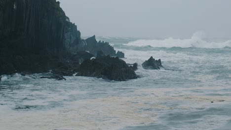Spritzende-Wellen-An-Der-Stürmischen-Irischen-Küste