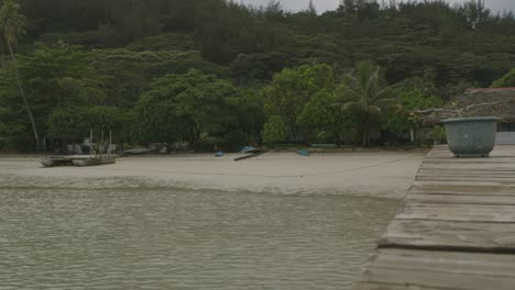 Pasarela-Y-La-Playa-Con-Catamarán-De-Pesca-En-Una-De-Las-Islas-Del-Pacífico---Rikitea-En-Las-Islas-Gambier-En-La-Polinesia-Francesa