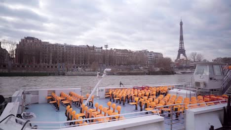 Empty-tourist-river-boats-in-Paris-during-lockdown-during-the-Covid-19-pandemic,-with-view-of-the-Eiffel-Tower,-tourism-in-France
