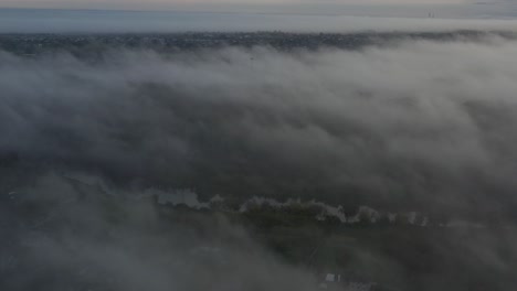 Densa-Niebla-Sobre-El-Río-Nevezis-En-El-Condado-De-Kaunas,-Lituania