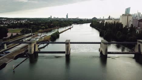 Steht-Still-über-Dem-Abwasserkanal-Von-Frankfurt-Am-Main,-Deutschland,-Keine-Bewegung