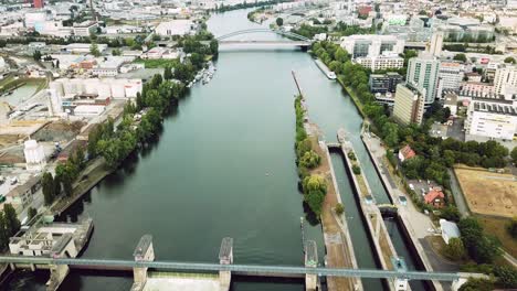 Fliegen-über-Den-Fluss-In-Frankfurt-Am-Main,-Deutschland