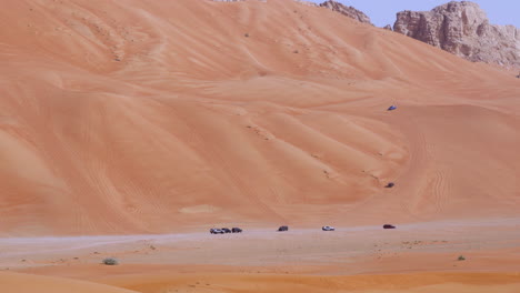 Gruppe-Von-Fahrzeugen-Dune-Bashing-Auf-Erhöhten-Wüstendünen-In-Der-Nähe-Von-Fossil-Rock-In-Sharjah,-Vereinigte-Arabische-Emirate