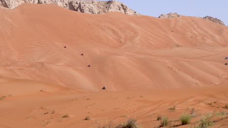 Vehículos-De-Cuatro-Ruedas-Conduciendo-En-Un-Desierto-árabe-Caliente-En-Roca-Fósil-En-Sharjah-Cerca-De-Dubai,-Emiratos-árabes-Unidos