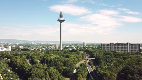 Auffliegen-Mit-Blick-Auf-Den-Fernsehturm-Von-Frankfurt-Am-Main,-Deutschland