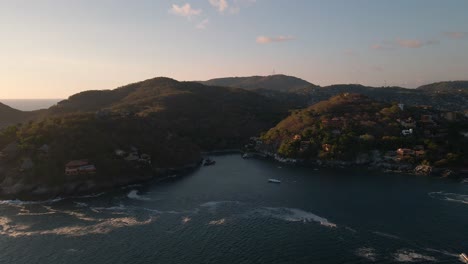 Panoramablick-Aus-Der-Luft-über-Den-Strand-Von-Ixtapa-Zihuatanejo,-Sonnenuntergang,-Filmisches-4k