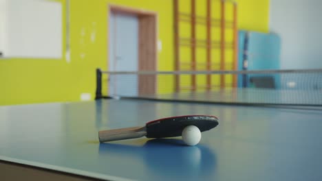 Tischtennis-In-Der-Turnhalle-Einer-Schule