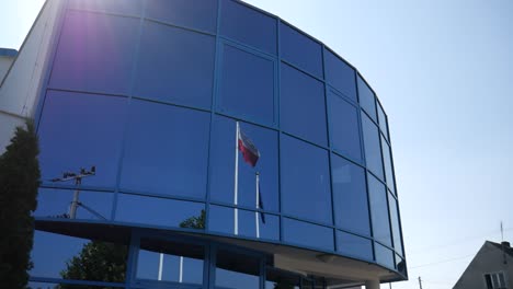 Die-Polnische-Flagge-Spiegelt-Sich-In-Den-Fenstern-Des-Bürogebäudes-Wider