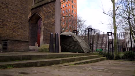 Zelt-Eines-Obdachlosen-In-London,-Neben-Einer-Kirche-Und-Einem-Park,-Obdachlosigkeitsprobleme-Im-Vereinigten-Königreich