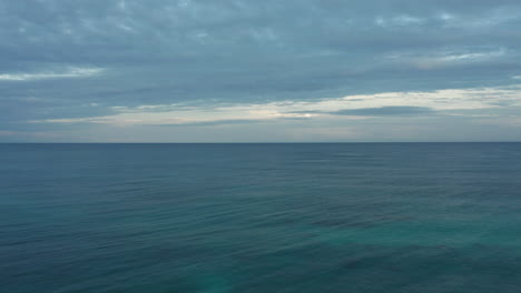 The-Caribbean-Ocean-vanishes-into-the-horizon-with-cloudy-skies-towards-sunset