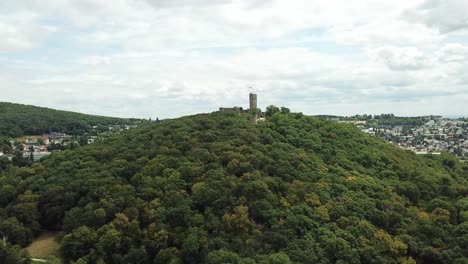 Burg-Königstein-Auf-Einem-Hügel,-Deutschland,-Fliegt-Auf-Ihn-Zu-Und-Darüber
