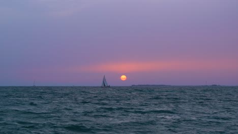Segelboote-Gegen-Einen-Wunderschönen-Sonnenuntergang-In-Dubai-Am-Fazza-Beach