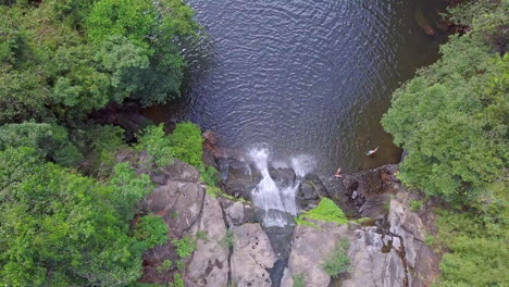 Cascada-Y-Su-Estanque-En-Un-Exuberante-Bosque-Verde-Tomado-Por-Drones