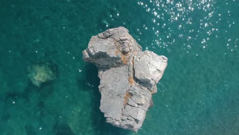 Unerschütterlicher-Felsen-Im-Meer