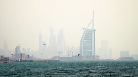 Die-Berühmte-Skyline-Von-Dubai-Bildet-Die-Kulisse-Für-Kitesurfer-Am-Fazza-Beach