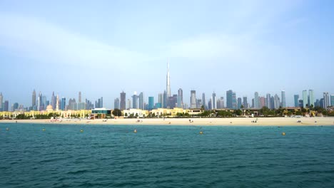 Wde-Panoramablick-über-Das-Meer-Des-Strandes-Und-Die-Skyline-Von-Dubai-An-Einem-Typischen-Sonnigen-Tag