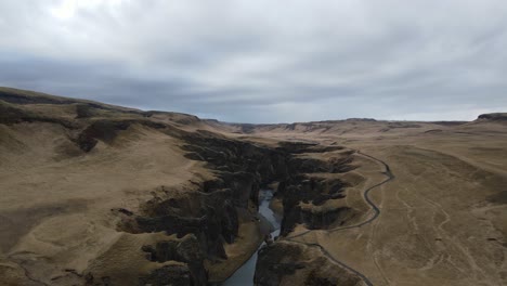 Islandia-Fjadrarglijufur-Canyon-Drone-Aéreo-.mp4