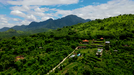 Pequeño-Pueblo-Rodeado-De-Un-Paisaje-Natural-Verde-Y-Una-Vista-De-La-Cordillera-En-El-Oeste-De-Bali,-Indonesia