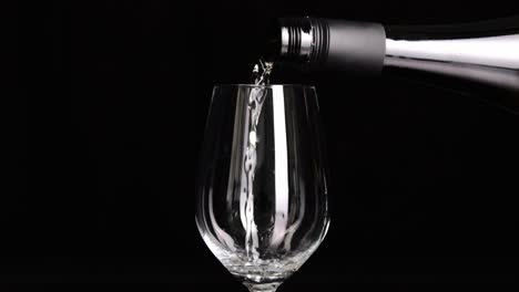 Professioneller-Weißwein-In-Weinglas-Auf-Schwarzem-Hintergrund-Isoliert-Gießen