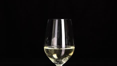 Weißwein-Im-Schönen-Weinglas-Auf-Schwarzem-Hintergrund-Isoliert