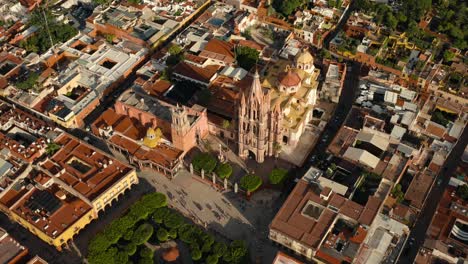 Aerial-shot-of-the-San-Miguel-Arcángel-parish-in-San-Miguel-de-Allende