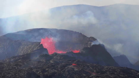 Cámara-Lenta-De-Una-Erupción-De-Magma-Del-Cráter-De-Un-Volcán-Cubierto-Por-Una-Neblina-De-Azufre-Tóxico