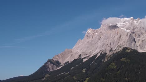 Nahaufnahme-Der-Drohnenansicht-Des-Matterhorns-Von-Links-Nach-Rechts-Mit-Blauem-Himmel-Und-Wolken