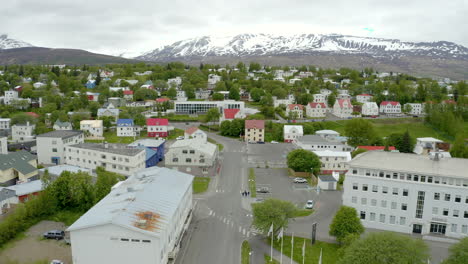 Vuelo-A-Través-De-La-Ciudad-De-Akureyri---Islandia