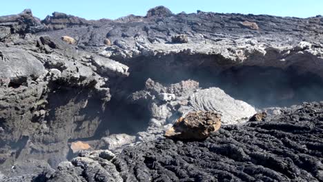 Dampfende-Höhle-In-Heißem-Vulkangestein-In-Island