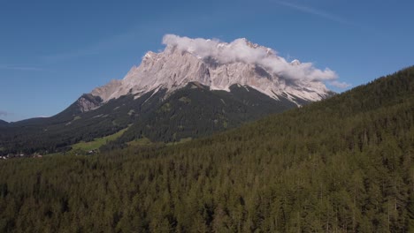 Drone-Alejándose-De-La-Impresionante-Montaña-Más-Alta-De-Alemania-El-Matterhorn-En-Un-Día-Soleado-En-Austria