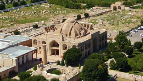 Complejo-Memorial-Baha-ud-din-Naqshband-Bokhari-Con-Turistas-En-Un-Día-Soleado-En-Bukhara,-Uzbekistán