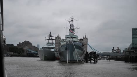 Londoner-Kriegsschiff,-Das-An-Der-Themse-Andockt