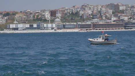 Ein-Boot-überquert-Das-Meer-Auf-Dem-Goldenen-Horn-In-Istanbul-In-Der-Türkei