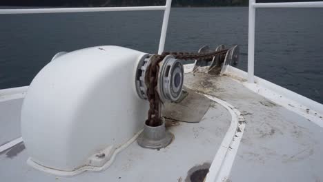 Electric-boat-anchor-on-chain-being-pulled-up