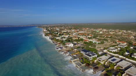 Grandes-Olas-Dañando-Casas-Después-De-Que-Un-Huracán-Pasara-Por-La-Costa-De-Bonaire