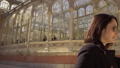 Touristische-Frau,-Die-Außerhalb-Des-Palacio-De-Cristal,-Madrid-Geht