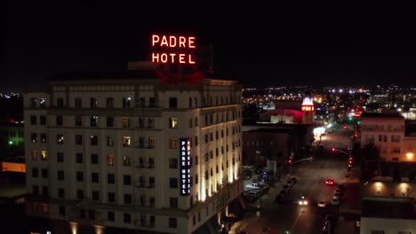 Nachts-In-Bakersfield,-Kalifornien,-In-Richtung-Landmark-Padre-Hotel-Fliegen