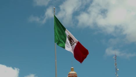 Waving-mexican-flag