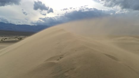 Zeitlupe-Von-Sand,-Der-In-Einem-Windsturm-über-Den-Kamm-Einer-Sanddüne-Weht