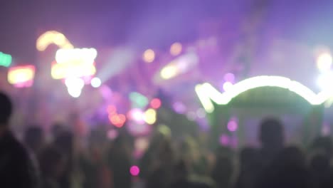 Verschwommene-Lichter-Der-Karnevalsfestparty-Nachts-Mit-Menschen