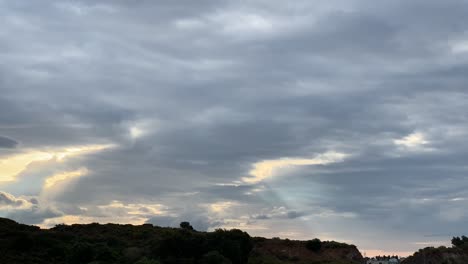 Hermoso-Amanecer-Detrás-De-Las-Nubes,-Lapso-De-Tiempo-Que-Muestra-El-Paso-Del-Tiempo-O-Un-Nuevo-Día