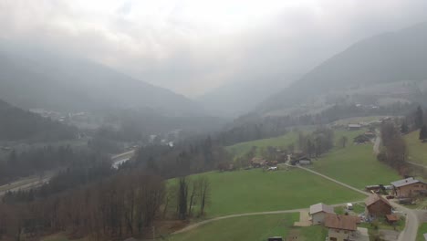 Drohne-Fliegt-über-Ein-Nebliges-Französisches-Tal