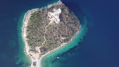 Vogelperspektive-Von-Port-Palermo-Castle-Mit-Booten,-Die-Entlang-Der-Küste-Der-Albanischen-Riviera-Angedockt-Sind
