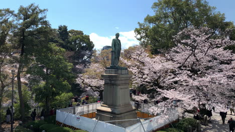 Hanami-season-with-cherry-blossoms-at-Chidorigafuchi-Park,-Imperial-Palace