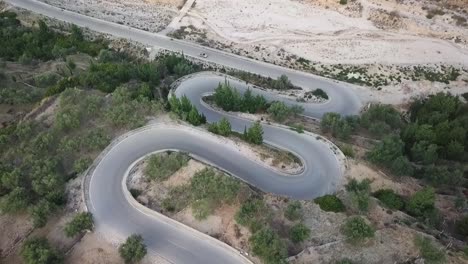 Caminos-En-Zigzag-A-Través-De-Las-Montañas-De-Albania-En-Un-Viaje-Por-Carretera-Durante-El-Verano