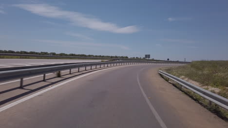 Vista-Desde-La-Conducción-De-Un-Automóvil,-Señal-De-Dirección-Hacia-Rabat-Meknes-Fez-En-Una-Autopista-En-Marruecos
