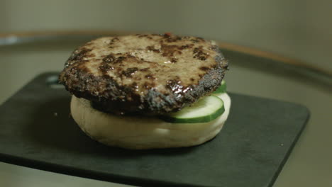 Gesunde-Burger-Mahlzeitenzubereitung-Fokusaufnahme