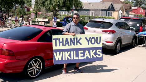 Man-holding-"Thank-you-wikileaks"-sign-at-Bernie-Sanders-political-rally